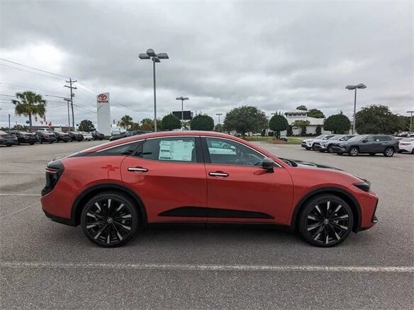 2024 Toyota Crown Crossover XVI (S230), красный, 6447522 рублей - вид 2