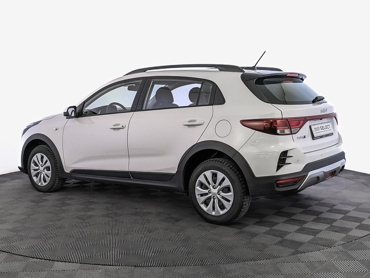 Купить б/у Kia Rio IV X-Line 1.6 AT (123 л.с.) бензин автомат в Москве: белый Ки