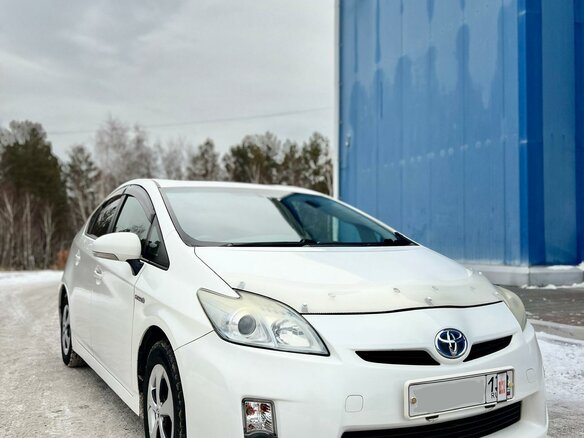 2011 Toyota Prius III Рестайлинг (XW30), белый, 980000 рублей - вид 2