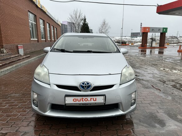 2010 Toyota Prius III (XW30), серебристый, 1010000 рублей - вид 1
