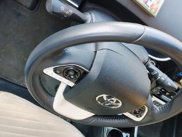 2018 Toyota Prius IV Рестайлинг (XW50), серебристый, 2300000 рублей - вид 12