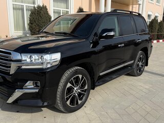 2017 Toyota Land Cruiser 200 Series Рестайлинг 2, чёрный, 6400000 рублей, вид 1