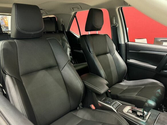 2023 Toyota Fortuner II Рестайлинг, белый, 7500000 рублей - вид 15