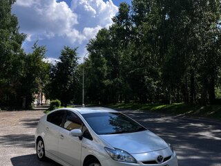2010 Toyota Prius III (XW30), белый, 1100000 рублей, вид 2