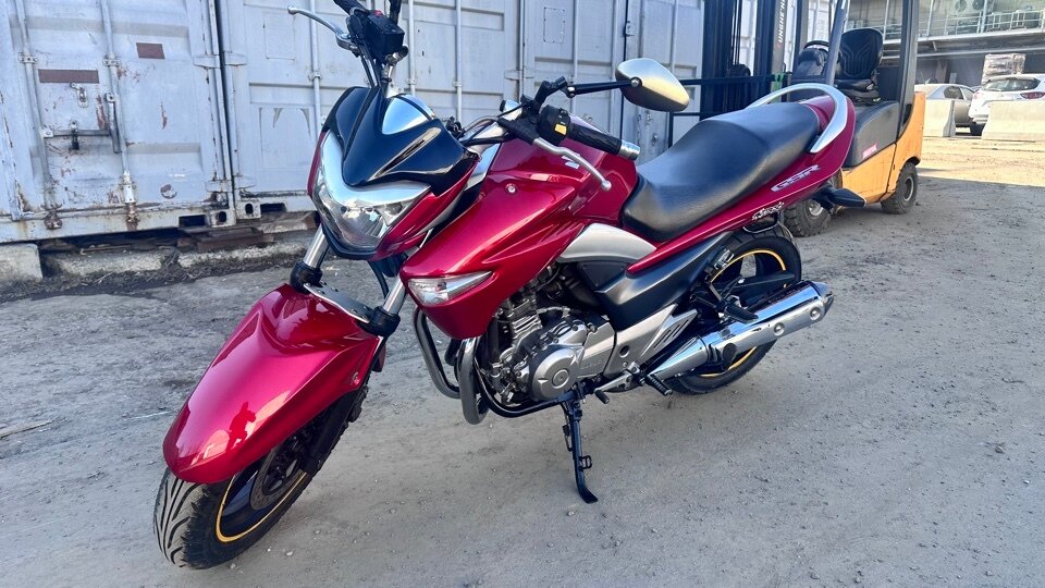 Suzuki GSR 250