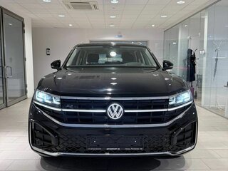 2025 Volkswagen Touareg III Рестайлинг, чёрный, 7900000 рублей, вид 2