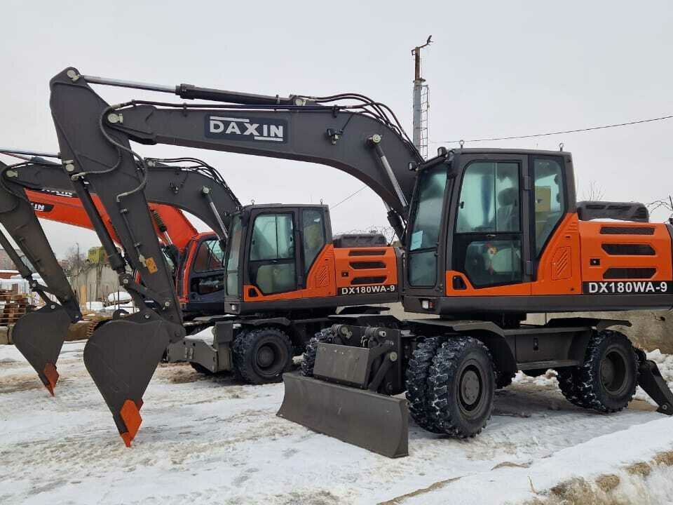 Купить б/у Daxin DX180W в Москве: оранжевый колёсный экскаватор 2023 ...