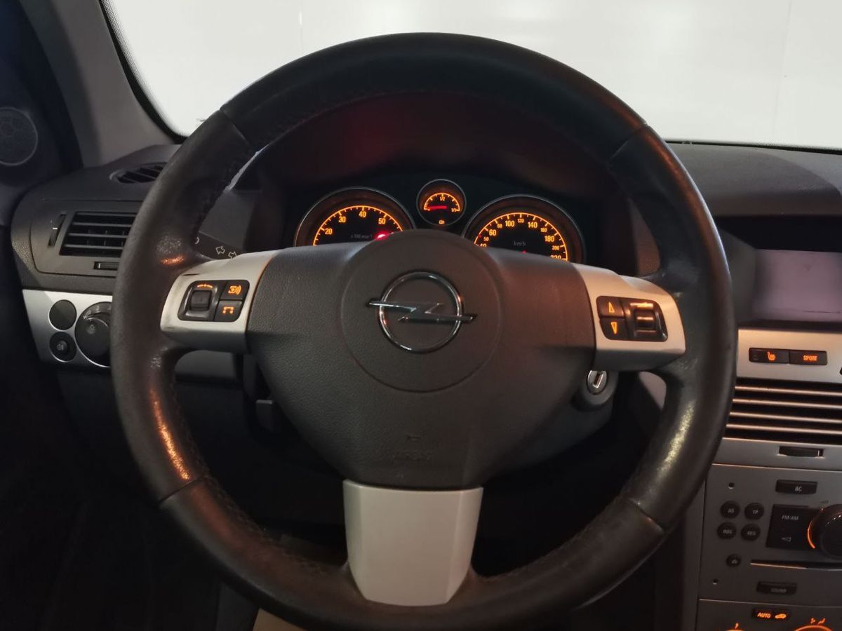 Opel Astra, 2011 год