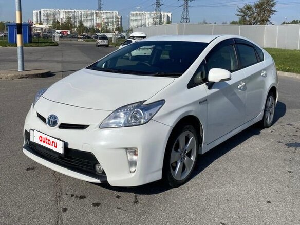 2015 Toyota Prius III Рестайлинг (XW30), белый, 1430000 рублей