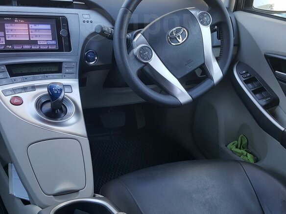 2013 Toyota Prius III Рестайлинг (XW30), белый, 1400000 рублей - вид 3