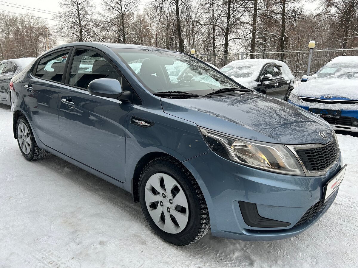 Купить б/у Kia Rio III 1.4 AT (107 л.с.) бензин автомат в Ярославле:  голубой Киа Рио III седан 2013 года по цене 1 095 000 рублей на Авто.ру