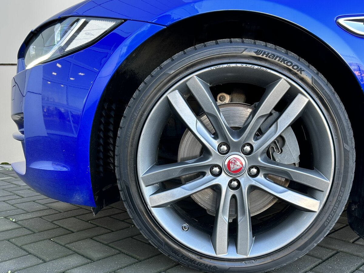 Jaguar xe синий