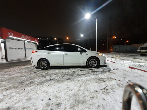 2019 Toyota Prius PHV ZVW52 Prime IV (XW50), белый, 2000000 рублей - вид 3