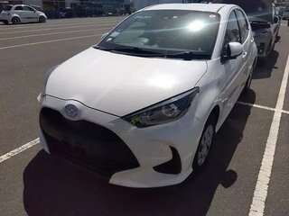 2021 Toyota Yaris IV, белый, 1350000 рублей, вид 1