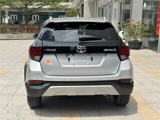 2021 Toyota Yaris L X XP150 Рестайлинг, серебристый, 1090017 рублей, вид 5