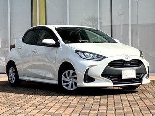 2022 Toyota Yaris IV, белый, 1100002 рублей, вид 1