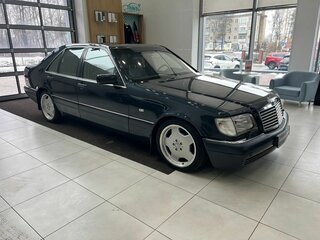 1998 Mercedes-Benz S-Класс 320 III (W140) Рестайлинг, чёрный, 3850000 рублей, вид 1