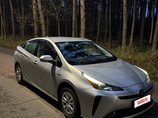 2019 Toyota Prius IV Рестайлинг (XW50), серебристый, 1850000 рублей, вид 1