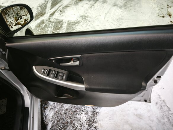 2015 Toyota Prius III Рестайлинг (XW30), серебристый, 1600000 рублей - вид 17