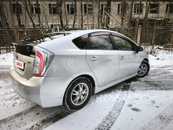2015 Toyota Prius III Рестайлинг (XW30), серебристый, 1600000 рублей - вид 6