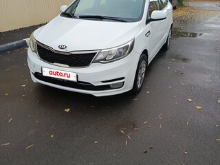 2015 Kia Rio III Рестайлинг, белый, 800000 рублей, вид 1