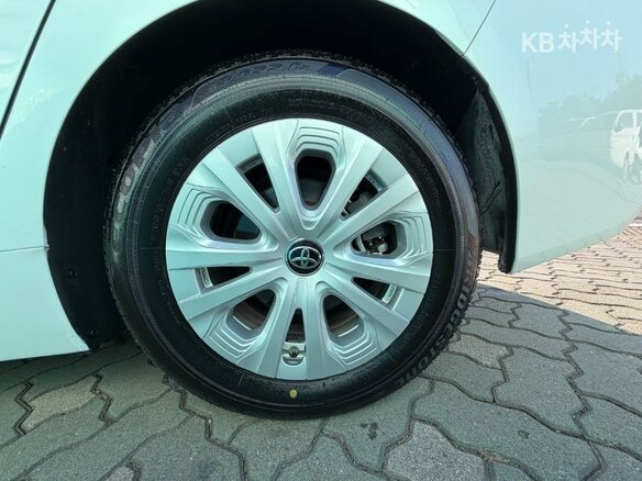 2022 Toyota Prius IV Рестайлинг (XW50), белый, 1851099 рублей - вид 6