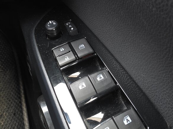 2016 Toyota Prius IV (XW50), серебристый, 1750000 рублей - вид 12