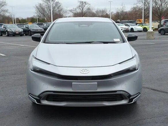 2024 Toyota Prius PHV V (XW60), серебристый, 4210000 рублей - вид 2