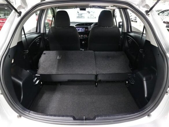 2020 Toyota Vitz III (XP130) Рестайлинг 2, серый, 770000 рублей - вид 12