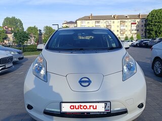 2015 Nissan Leaf I (ZE0/AZE0), белый, 757000 рублей, вид 2