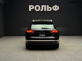 2020 Volkswagen Touareg III, чёрный, 5290000 рублей, вид 4