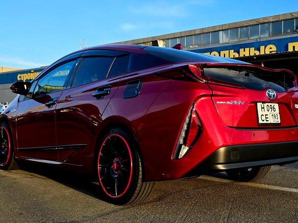 2018 Toyota Prius IV Рестайлинг (XW50), красный, 2700000 рублей - вид 4