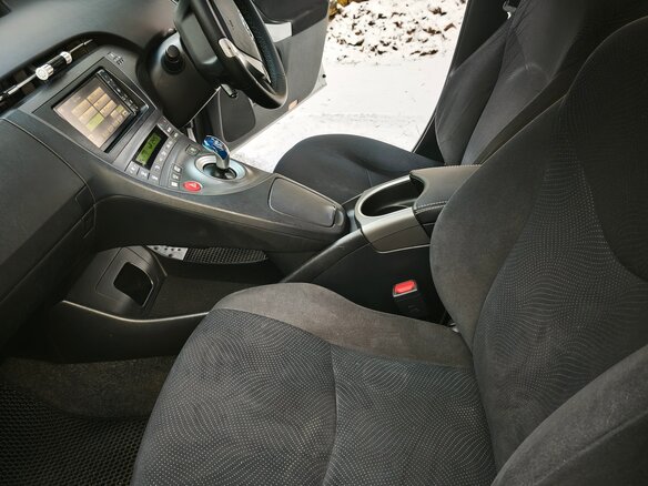 2015 Toyota Prius III Рестайлинг (XW30), серебристый, 1600000 рублей - вид 22