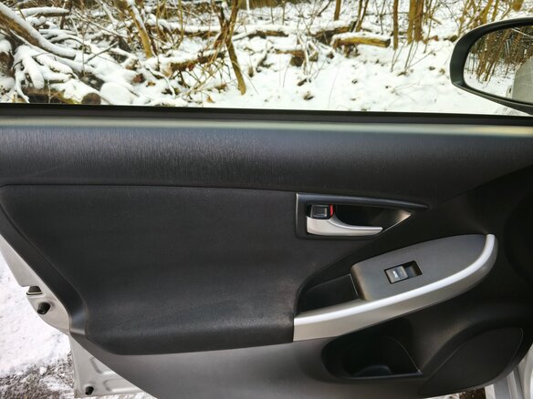 2015 Toyota Prius III Рестайлинг (XW30), серебристый, 1600000 рублей - вид 19