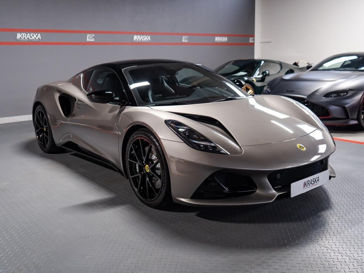 Lotus Emira: последний бензиновый спорткар британской легенды