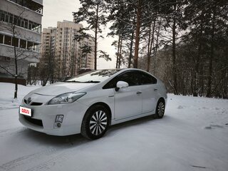 2010 Toyota Prius III (XW30), белый, 940000 рублей, вид 1