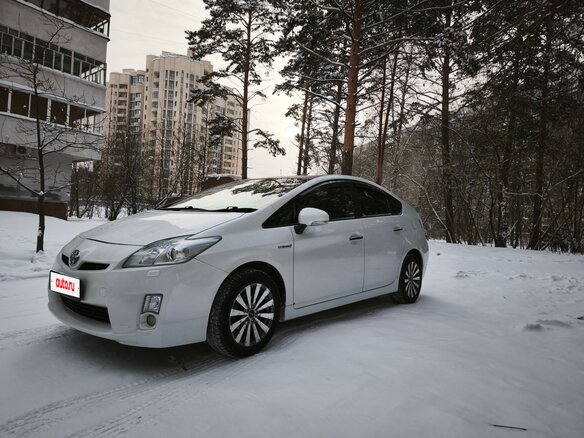 2010 Toyota Prius III (XW30), белый, 940000 рублей
