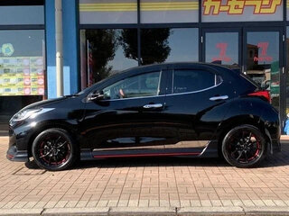 2022 Toyota Yaris IV, чёрный, 966027 рублей, вид 3