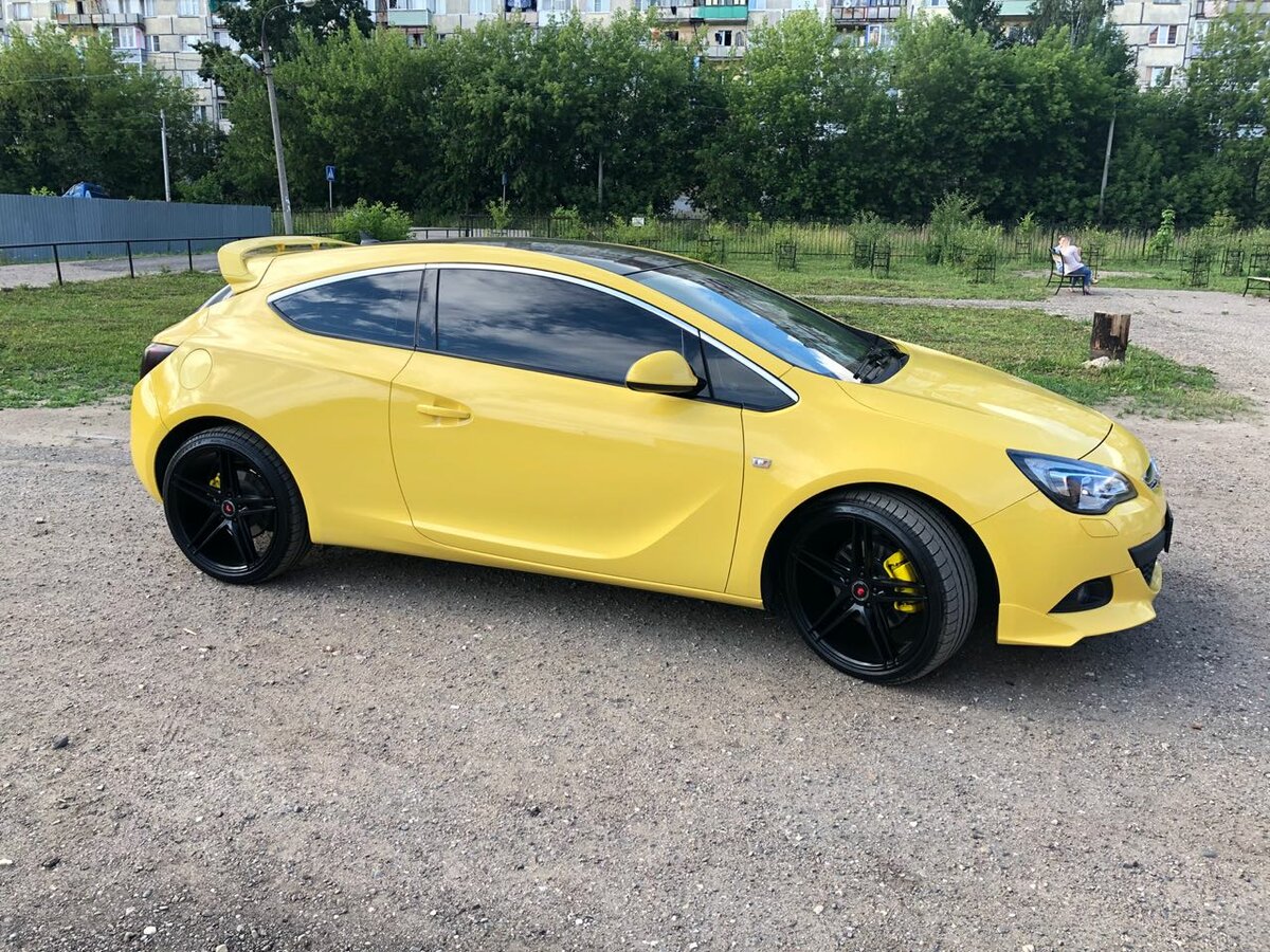 Opel Astra h GTC желтая