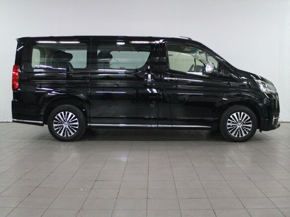2022 Toyota Granvia II, чёрный - вид 3