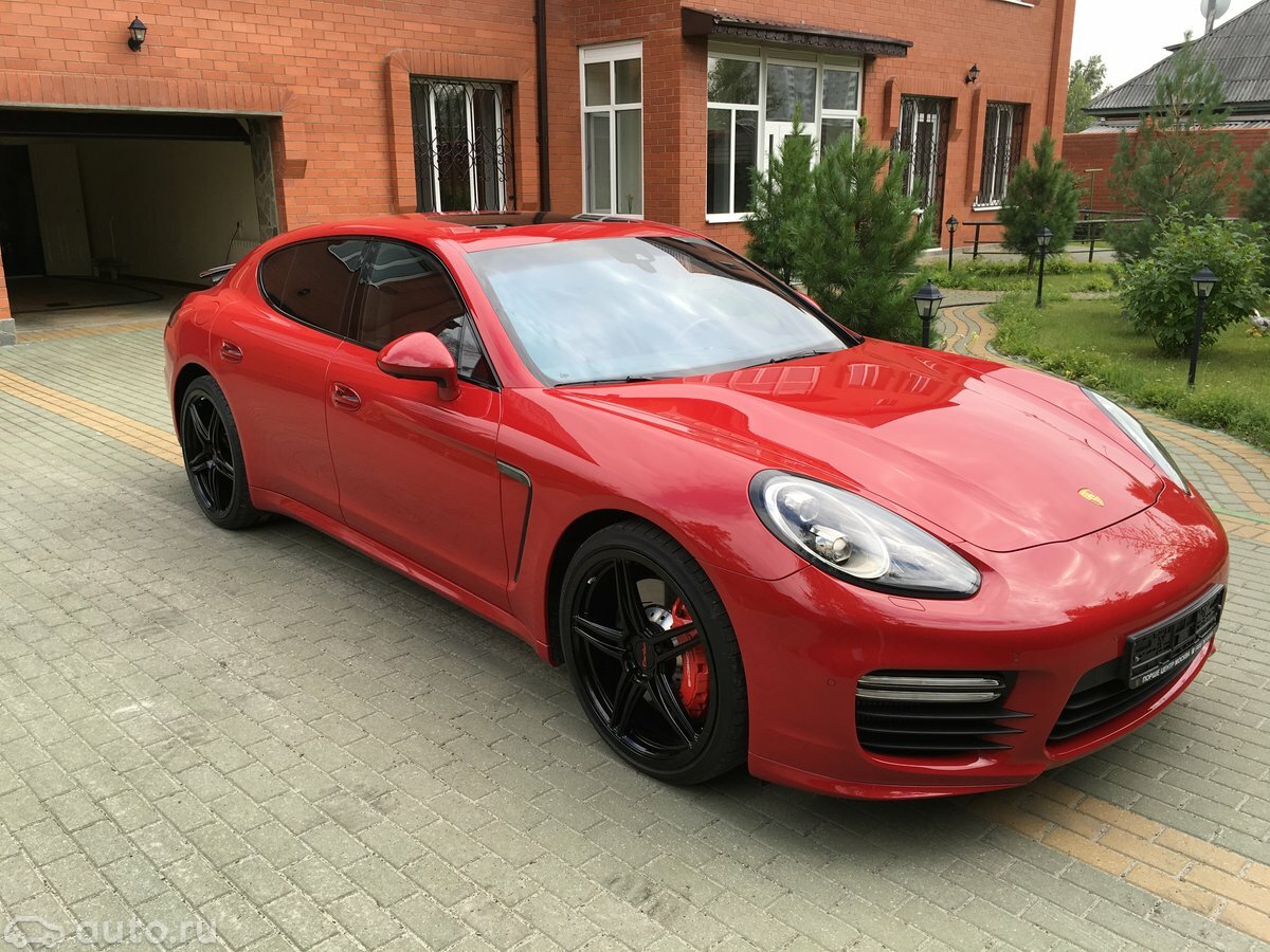 Porsche Panamera красный