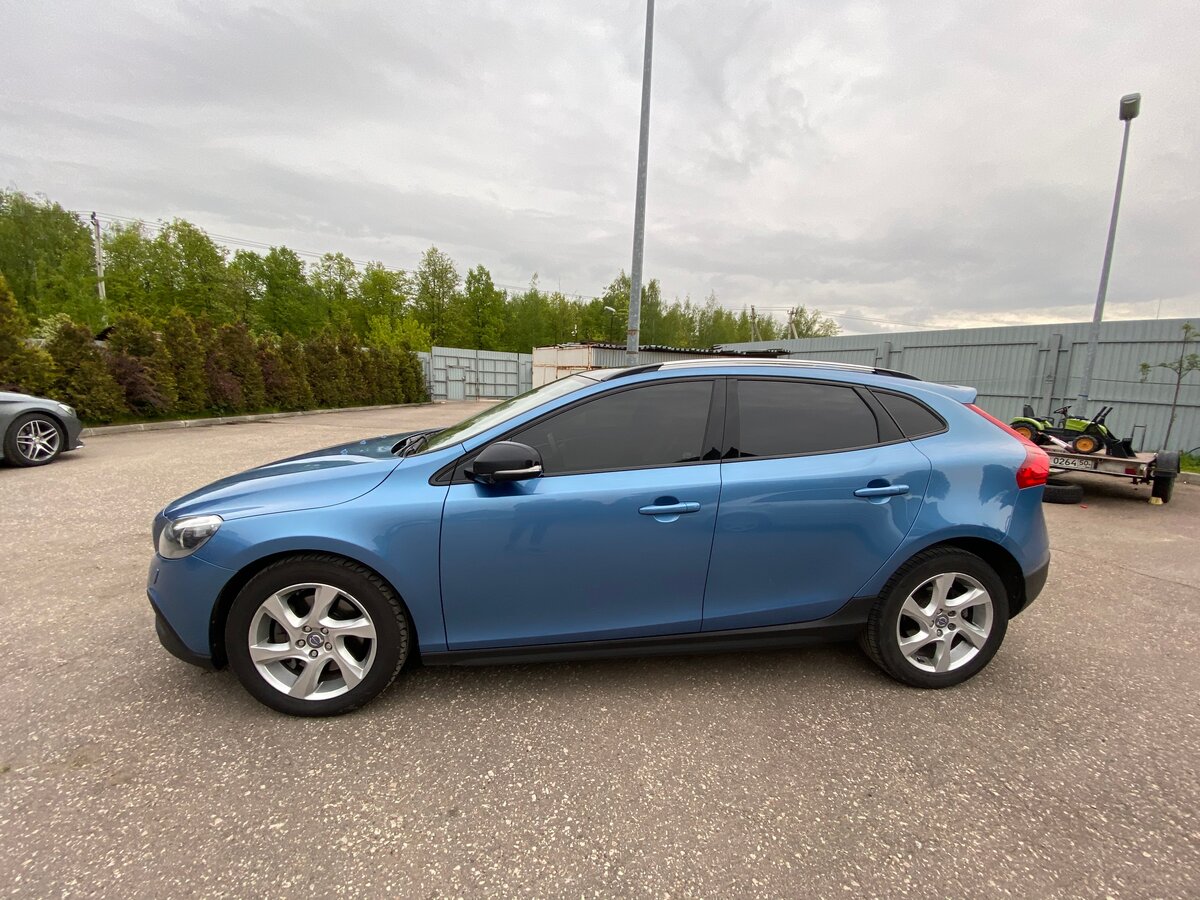 Volvo голубого цвета