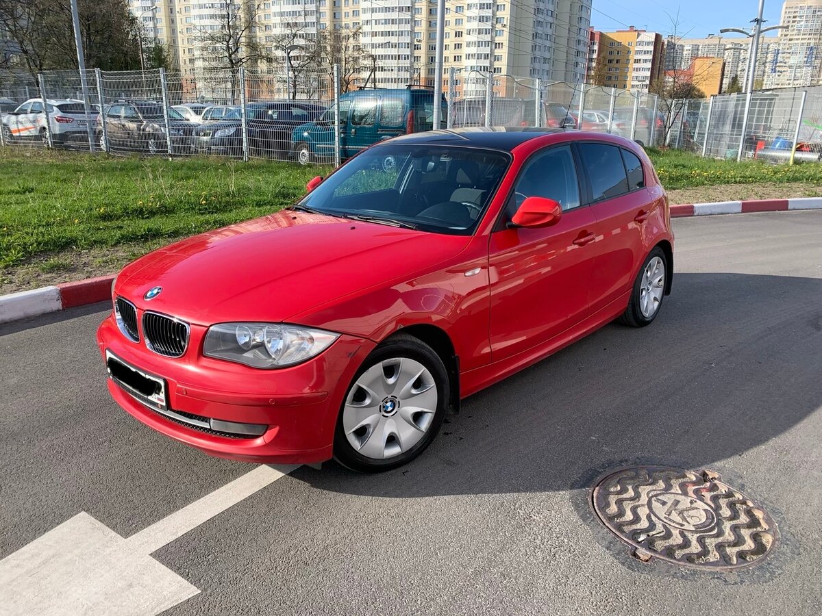 BMW 118i красная