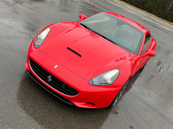 красный спортивный автомобиль