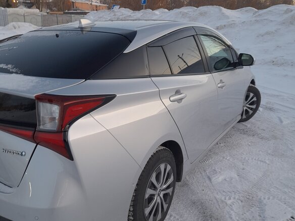 2020 Toyota Prius IV Рестайлинг (XW50), серый, 1920000 рублей - вид 2