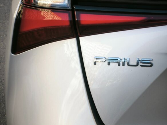 2019 Toyota Prius IV Рестайлинг (XW50), серебристый, 1910000 рублей - вид 2
