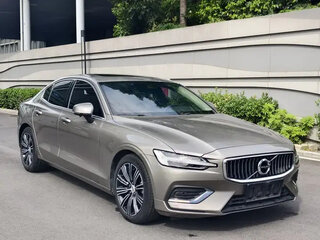 2022 Volvo S60 III, коричневый, 2270015 рублей, вид 1