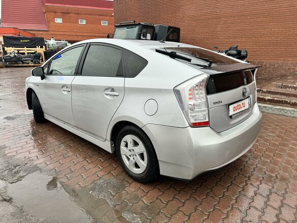 2010 Toyota Prius III (XW30), серебристый, 1010000 рублей - вид 4