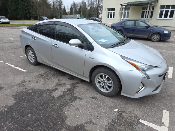 2016 Toyota Prius IV (XW50), серебристый, 1750000 рублей - вид 1