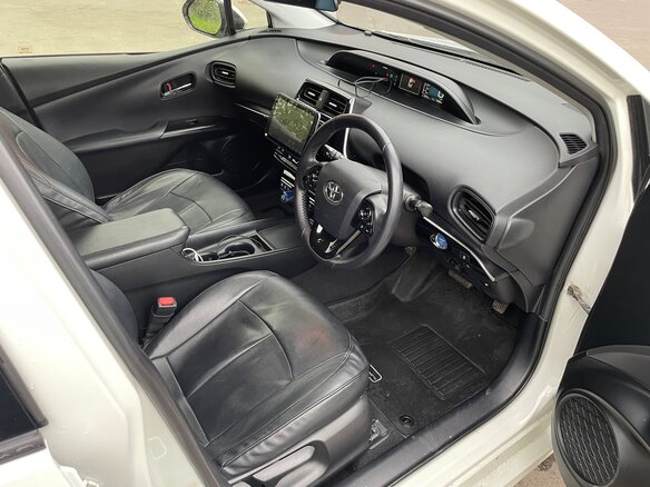 2019 Toyota Prius IV Рестайлинг (XW50), белый, 1750000 рублей - вид 12